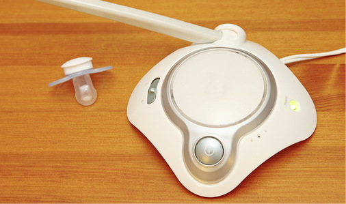 
Einige Typen von Babyüberwachungsgeräten und Mobiltelefone senden die stärksten Hochfrequenzfelder aus – die Strahlenschutzgrenzwerte müssen aber in jedem Fall eingehalten werden



