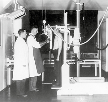 <p>
<span class="GVSpitzmarke"> Abb. 2: </span>
 Röntgenuntersuchung in Siemensstadt, Anfang 1930er Jahre (Quelle: Siemens Historical Institute)
</p>