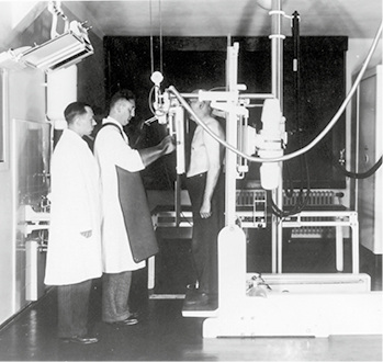 
 Abb. 2: 
 Röntgenuntersuchung in Siemensstadt, Anfang 1930er Jahre (Quelle: Siemens Historical Institute)
