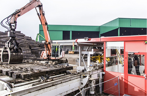 
 Abb. 2: 
 Abplattanlage in Betrieb 1 mit schutzbelüfteter klimatisierter Abplattkabine



