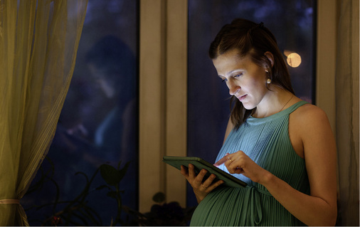 <p>
Aus europarechtlichen Gründen ist es verboten, eine schwangere Frau zur Nachtarbeit zu verpflichten, es ist aber nicht ausgeschlossen, dass sie dies freiwillig tut (z.B. im Hotelgewerbe)
</p>

<p>
</p> - © Foto:  danr13 / Thinkstock

