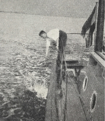 
 Abb. 2: 
 Nehmen von Wasserproben (entnommen aus Staatliches Haff-Laboratorium Pillau 1927)



