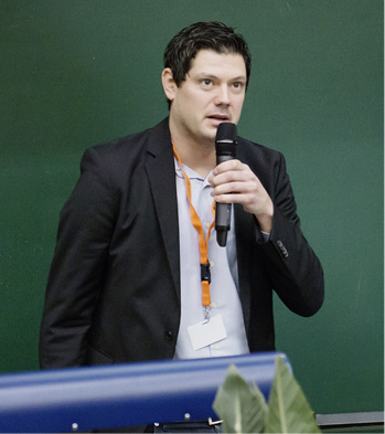 



Der Erstautor Matthias Claus bei seiner Dankesrede
