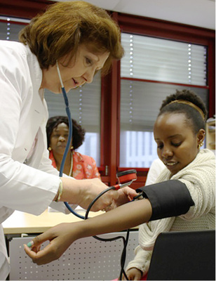 
Die Autorin Frau Dr. Tiarks-Jungk bei ihrer täglichen Arbeit in der Humanitären Sprechstunde
