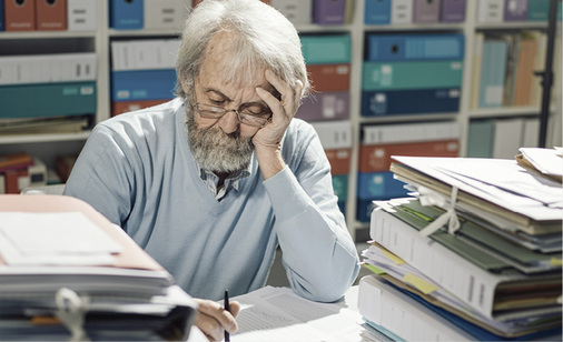 
Bestimmte Arbeitsbedingungen wie ein zu komplexes Arbeitsumfeld, Unordnung oder physikalische Einflüsse wie Lärm können bei Älteren eher als bei Jüngeren zu chronischem Stress führen



