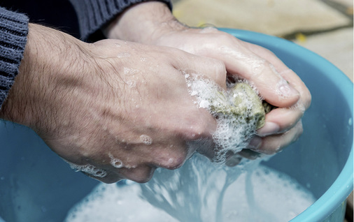 



 Abb. 3: 
 Tätigkeiten, bei denen Beschäftigte regelmäßig mehr als zwei Stunden pro Tag mit ihren Händen Arbeiten im feuchten Milieu durchführen, gelten als Feuchtarbeit. Diese ist häufig Auslöser von Hautentzündungen
