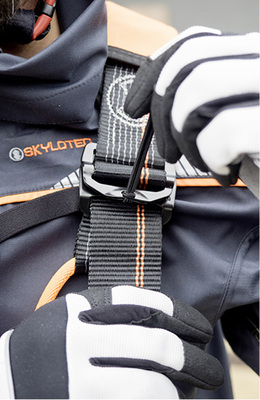 



 Abb. 4: 
 Absturzsicherung: Neue Versteller verhindern ungewolltes Lockern des Gurtbandes
