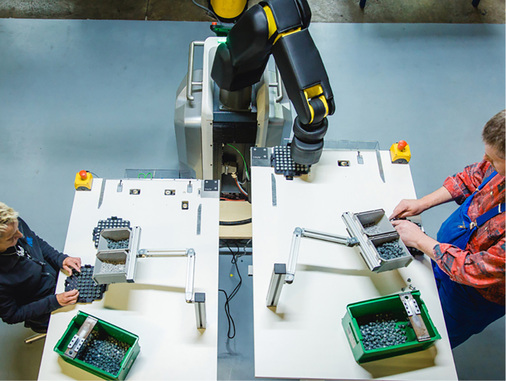 



 Abb. 2: 
 Kollaborativer Mensch-Robotik-Arbeitsplatz der Firma ISAK gGmbH
