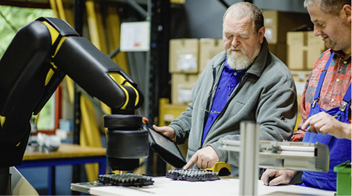 



 Abb. 3: 
 Einweisung eines Mitarbeiters in den kollaborativen Montagevorgang 
