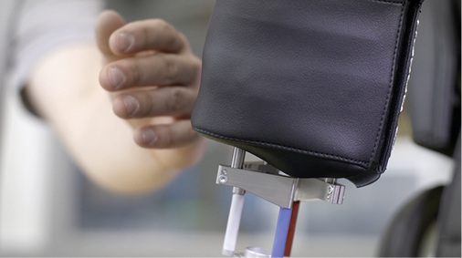 



 Abb. 4: 
 Dank seiner Sensorhaut stoppt der APAS seine Arbeit, ehe sich Mensch und Maschine berühren 
