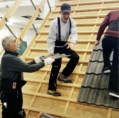 



 Abb. 1: 
 Berufsspezifisches Üben an Kulissenarbeitsplätzen am Beispiel Dachdecken



