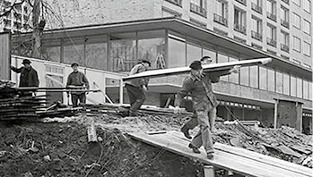
Februar – Baubranche 1950



Bauarbeiter stellen die ersten beiden von insgesamt zwölf inzwischen denkmalgeschützten Grindelhochhäusern (Deutschlands erste Wohn-Hochhäuser) in Hamburg-Harvestehude fertig



Foto: Vintage Germany / Scheerer
