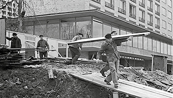 <p>
Februar – Baubranche 1950
</p>

<p>
Bauarbeiter stellen die ersten beiden von insgesamt zwölf inzwischen denkmalgeschützten Grindelhochhäusern (Deutschlands erste Wohn-Hochhäuser) in Hamburg-Harvestehude fertig
</p>

<p>
Foto: Vintage Germany / Scheerer
</p>