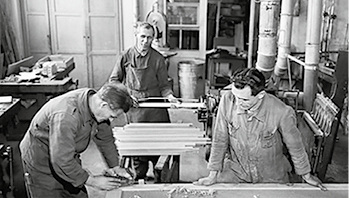 
März – Handwerk 1952Tischler des RFT-Fernmeldewerks Leipzig fertigen Türen für den Aufbau Berlins



Foto: SLUB Dresden / Deutsche Fotothek / Roger & Renate Rössing

