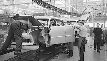<p>
April – Automobilindustrie 1956 Arbeiter im Ford-Automobil-Produktionswerk in Köln
</p>

<p>
Foto: Vintage Germany / Karin Schröder
</p>