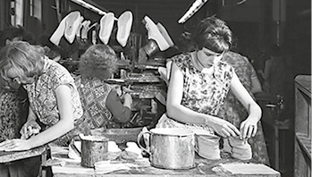 <p>
Mai – Schuhproduktion 1960Arbeiterinnen in einer Fabrikhalle der Phoenix Gummiwerke Hamburg-Harburg
</p>

<p>
Foto: V like Vintage GmbH / United Archives / Roba Archiv
</p>