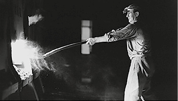 <p>
Juni – Stahlindustrie 1963Stahlwerker beschickt den Siemens-Martin-Ofen manuell mit Zuschlagstoffen im VEB Edelstahlwerk „8. Mai 1945“ in Freital
</p>

<p>
Foto: V like Vintage GmbH / United Archives / Roba Archiv
</p>