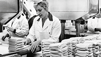 <p>
August – Lebensmittelindustrie 1974Arbeiterinnen sortieren Käsescheiben im Lebensmittelwerk von Kraft Foods in Bad Fallingbostel
</p>

<p>
Foto: SLUB Dresden / Deutsche Fotothek / GERMIN
</p>
