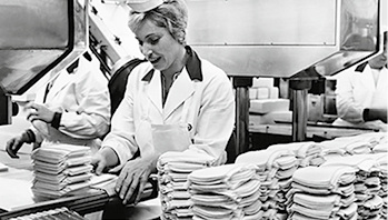 
August – Lebensmittelindustrie 1974Arbeiterinnen sortieren Käsescheiben im Lebensmittelwerk von Kraft Foods in Bad Fallingbostel



Foto: SLUB Dresden / Deutsche Fotothek / GERMIN
