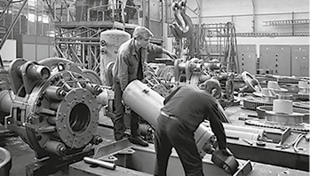 
September – Maschinenbau 1982Montage von Pressen im VEB KombinatUmformtechnik Erfurt



Foto: picture alliance / zb
