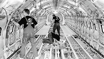 <p>
November – Flugzeugbau 2007Mitarbeiter montieren im Airbus-Werk in Hamburg- Finkenwerder die Innenausstattung des Rumpfes eines Airbus A320
</p>

<p>
Foto: picture alliance / dpa
</p>
