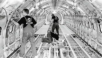 
November – Flugzeugbau 2007Mitarbeiter montieren im Airbus-Werk in Hamburg- Finkenwerder die Innenausstattung des Rumpfes eines Airbus A320



Foto: picture alliance / dpa
