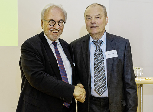 



Der Präsident der Ärztekammer Nordrhein Rudolf Henke und Dr. Gerd Herold bei der Verleihung der Johannes-Weyer-Medaille

