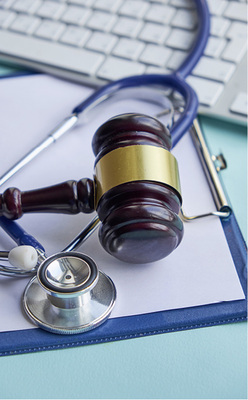 



Der Beschäftigte kann vom Arbeitgeber verlangen, dass der die Untersuchung durchführende Arzt über die entsprechende Fachkunde verfügt
