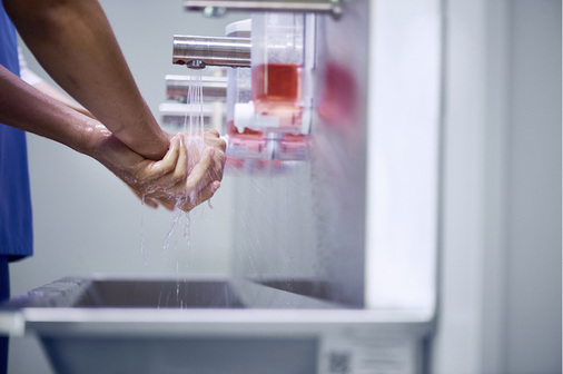 



Das Einhalten der Hygienemaßnahmen im Krankenhaus ist die wichtigste Maßnahme zum Schutz der Mitarbeiter vor Übertragungen von Infektionserregern
