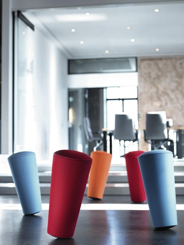 Attraktive Hingucker, die zur Aktivpause einladen: Das Bewegungsobjekt Stand-Up lässt die Hüften kreisen und richtet die Konzentration nach innen. - Wilkhahn