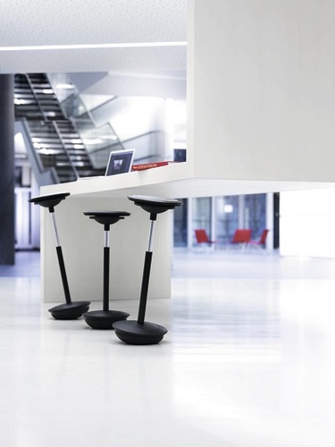 Stehhilfen, wie der “Stitz“ bieten am Stehpult und in einer “Stehung“ das richtige Maß an Dynamik und Entlastung. - Wilkhahn