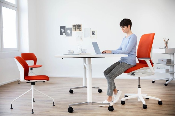 Ganz neu im Programm: Der Free-to-move-Stuhl AT, wahlweise mit erhöhter Sitzposition für den einfachen Wechsel vom 3D-Bewegungssitzen zum Stehen. Mehr dazu erfahren Sie  hier. - Wilkhahn