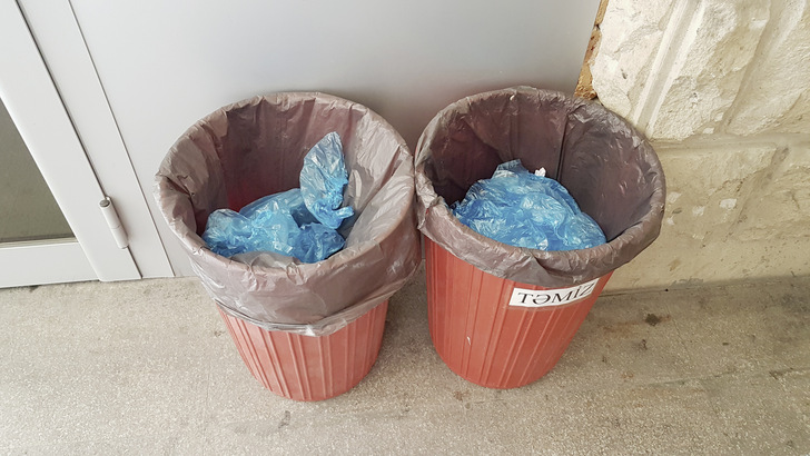  Abb. 1:    Behältnisse für alte und neue (!) Überschuhe