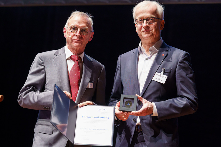 Präsident Dr. Wolfgang Panter überreicht Priv.-Doz. Dr. Hans-Jürgen Urban die Ehrenmedaille des VDBW - © Foto: Guido Kollmeier
