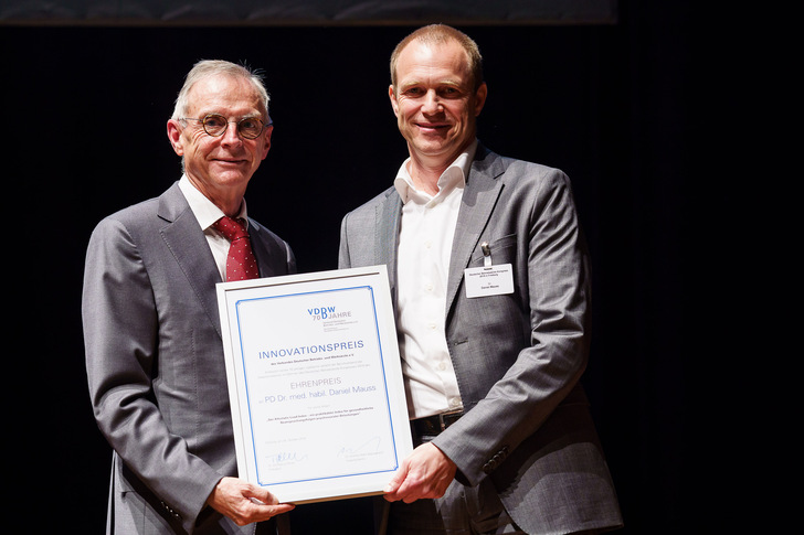 Präsident Dr. Wolfgang Panter überreicht Priv.-Doz. Dr. Daniel Mauss den Innovationspreis des VDBW - © Foto: Guido Kollmeier
