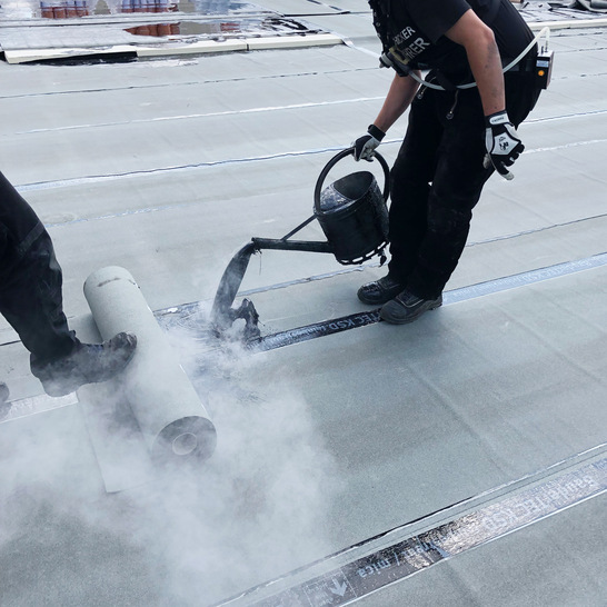 Verkleben von Dichtungsbahnen