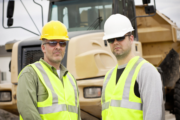 Zu den persönlichen Sonnenschutzmaßnahmen bei Arbeiten im Freien gehört an erster Stelle das Tragen von geeigneter Kleidung, einer Kopfbedeckung und Sonnenbrille