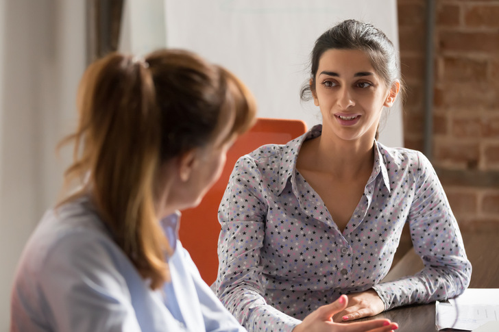 Mitarbeiterberatung ist ein niedrigschwelliges Präventionsangebot im Rahmen der betrieblichen Gesundheitsförderung und soll helfen, psychischen Erkrankungen von Beschäftigten vorzubeugen - © Foto: fizkes fizkes / Getty Images
