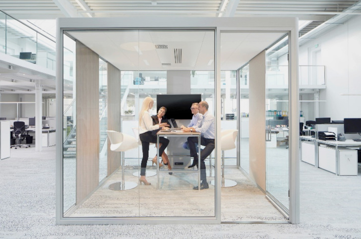 Lärm beeinträchtigt die Zufriedenheit, Leistungsfähigkeit und Konzentration der Beschäftigten: Der „Bosse cube 4.0“ der Dauphin-Gruppe ist geschlossener Raum, Rückzugsort oder Kreativzone. Er überzeugt mit Schallisolation, Schallabsorption, Temperaturstabilität, Frischluftversorgung und hoher Flexibilität