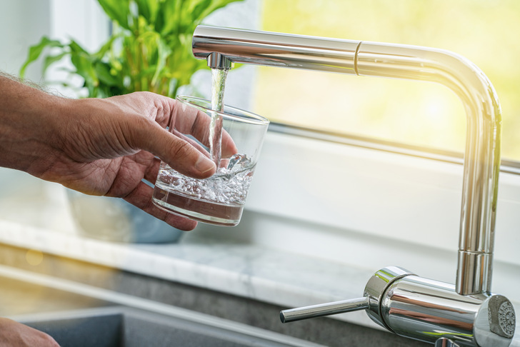 Trinkwasser wird in Deutschland streng überwacht, da mikrobiologische Kontaminationen fatale Folgen haben würde - © Foto:   s:rclassenlayouts  / Getty Images
