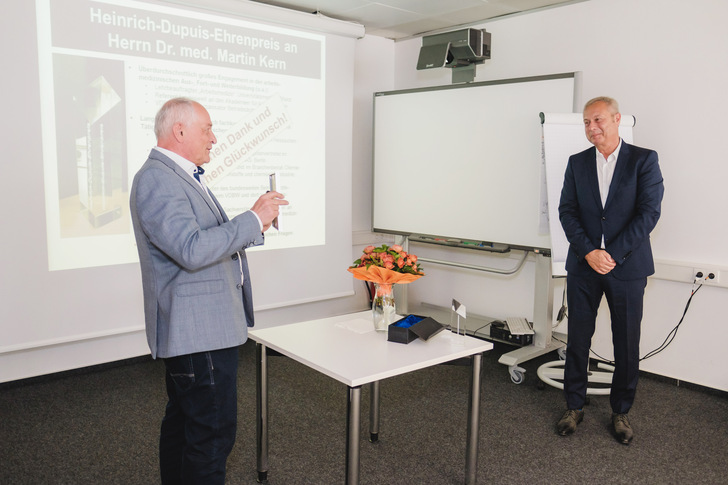 Überreichung des Heinrich-Dupuis-Ehrenpreis durch Herrn Prof. Stephan Letzel (links) an Herrn Dr. Martin Kern - © Foto: FASUM e.V.
