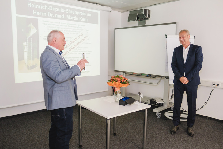 Überreichung des Heinrich-Dupuis-Ehrenpreis durch Herrn Prof. Stephan Letzel (links) an Herrn Dr. Martin Kern