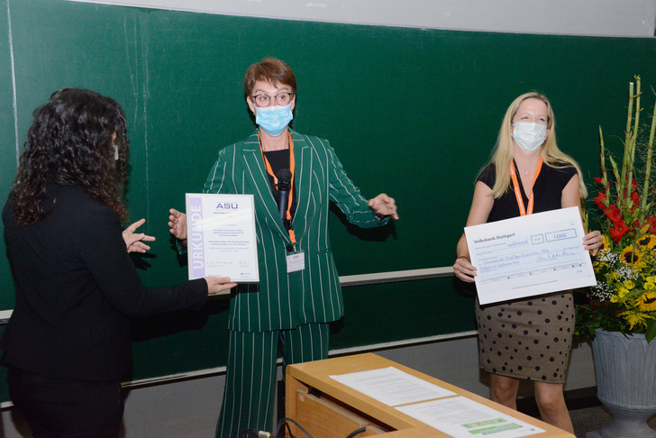 ASU-Chefredakteurin Frau Prof. Dr. Simone Schmitz-Spanke ( links ) bei der Überreichung der Urkunde und des Schecks an Frau Marion Freyer, die die Auszeichnung stellvertretend für das Autorenteam in Empfang nahm