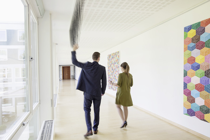  Abb. 1:   Die Deckenwelle mit ihren unterschiedlich langen, herabhängenden Kettenfäden animiert die Beschäftigten im Vorbeigehen zum Aufrichten und Strecken