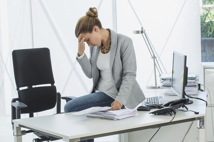Viele Menschen mit Migräne ­quälen sich trotz Beschwerden an den Arbeits­platz. Migräne macht sich daher weniger in Absenzen bemerkbar, sondern eher im ­sogenannten Präsentismus. - © Foto: Novartis
