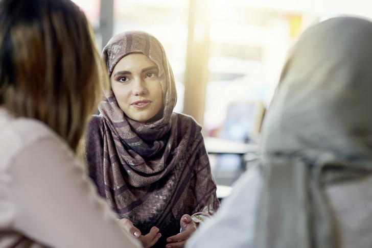 Spezielles kulturspezfisches Hintergrundwissen und der Einsatz von Sprachmittlung ist für die psychotherapeutische Behandlung von Menschen mit Migrationshintergrund hilfreich - © Foto: PeopleImages / Getty Images
