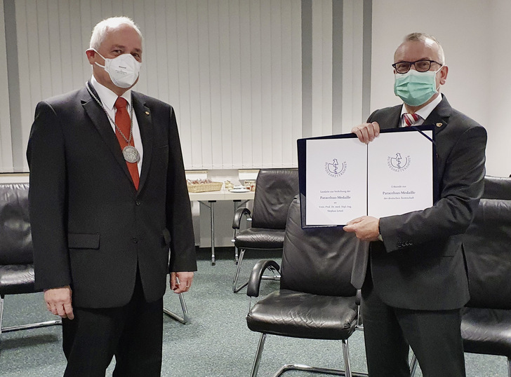 Der Präsident der Landesärztekammer Rheinland-Pfalz, Dr. Günther Matheis, überreicht in Mainz stellvertretend für die Bundesärztekammer die Paracelsus-Medaille an Prof. Letzel