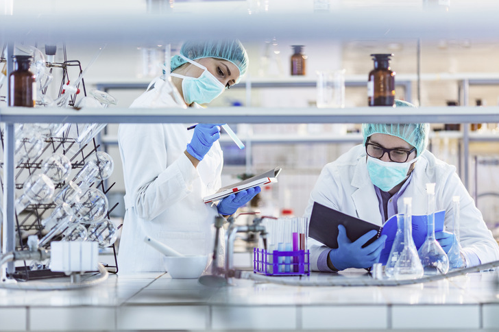 Tätigkeiten in Laboratorien unterliegen besonderen Sicherheitsvorschriften und müssen einer Schutzstufe zugeordnet werden - © Foto: skynesher / Getty Images
