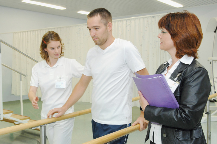 Abb. 1:    Begleitung eines Teilnehmers in einem Programm zur Individualprävention bei ­arbeitsbezogenen Muskel-Skelett-Beschwerden - © Foto: Scheurlen/DGUV
