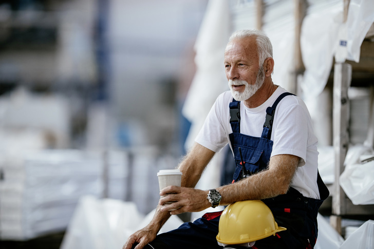 Die Arbeitszeit von älteren Beschäftigten solle gesundheitsgerecht gestaltet sein und insbesondere eine überlegte Pausengestaltung beinhalten - © Foto: Milos Dimic / Getty Images
